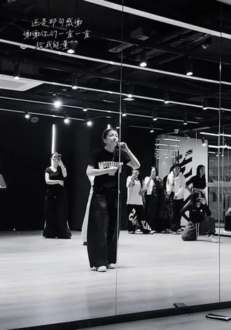 #funk编舞 #一个人想着一个人 🖤
特别喜欢最后演示这遍的状态!
#urban #课堂