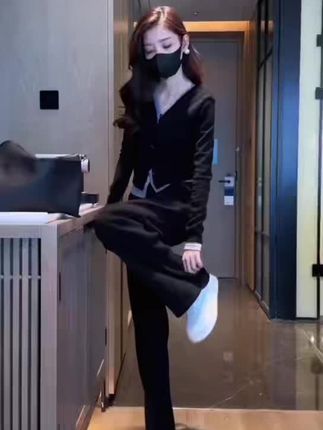 简简单单就是好看!洋气百搭不过时#假两件针织衫 #早春穿搭 #时尚百搭款小衫 #女生针织衫穿搭 #洋气针织小衫