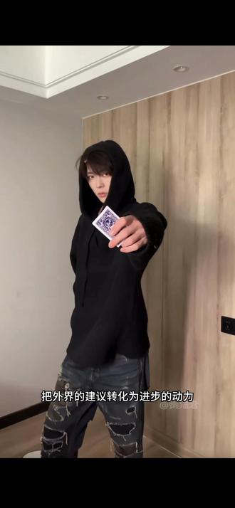 一期一个短剧男演员:卡戎 |腹肌短剧男神
|科班出身的短剧顶流
卡戎,本名张白云,2000年11月18日出生于河南郑州,中国内地短剧男演员。身高184cm,毕业于戏剧表演专业,科班出身。2023年因实习偶然入行,凭借《犟骨》《婚夜,燃尽》等作品迅速走红,以“人夫感”霸总形象深入人心。戏外性格温和,被粉丝昵称为“卡皮巴拉”,是短剧赛道极具辨识度的新生代力量。
#短剧演员推荐 #创作者中心 #创作灵感
#卡戎 #短剧帅哥 @卡戎☁️