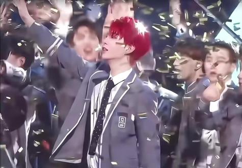 我喜欢上了一个男孩15 次
第一次 他在初登偶练的舞台表演rap时忘词了,在后台流泪,委委屈屈的说自己种的菜被偷了 很抱歉我的第一想法是觉得他很可爱。
第二次 他被李荣浩老师夸你怎么可以这么棒 他又惊又喜的眼神
第三次 因为粉丝说不想做显微镜女孩了,出道夜的红发
第四次 粉丝说不想让你看啦啦操 你为了不让粉丝生气 把眼睛闭上 后面转头看着粉丝笑
第五次 粉丝说你要是晒黑了我们就不要你了。你在国外一直涂防晒最后还是晒黑了,在房间里偷偷哭 说怕粉丝真的不要你了
第六次 粉丝想听小情歌,你特地找了汪苏泷作词写了秘密这首歌,并且你说哑剧是属于我们的小情歌
第七次 一次线下粉丝的鞋子被挤掉了 你去帮这个姐姐的鞋子摆正在她面前
第八次 每次线下你只要看见粉丝了就会打招呼,给予我们感情回应
第九次 会因为粉丝想看刀马 红底鞋变装等视频而满足我们,即使你老说这些舞你老跳红温
第十次 刚出道时你不知道会坚持多久 你和我们立下了十年之约 并且每年都会和星默契过这个节日
第十一次 你说不会饭撒 但是星们想看,你就去学了饭撒手势 到现在已经可以灵活比十几种心了
第十二次 你很在意粉丝的感受,让我们感觉到你和我们是交换着对方的真心
第十三次 有时候你睡醒了会想粉丝 然后就会去ins直播几分钟再下播
第十四次 每次直播的时候你都要和我们说好久的拜拜
第十五次 写到这 我好像又爱了你十五次,范丞丞 你拥有万千少女的真心 万千少女也有你的真心。#范丞丞 #一张图证明我追星 @DOU+小助手 @抖音小助手