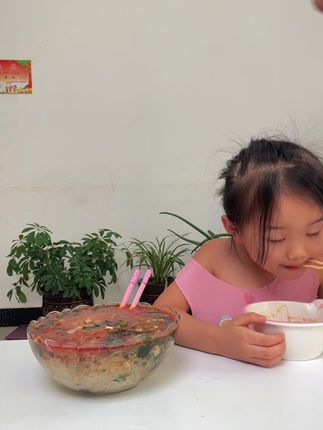 视频同款宛禾麻酱米线39块9到手十袋,喜欢吃的朋友们拍去吧。
