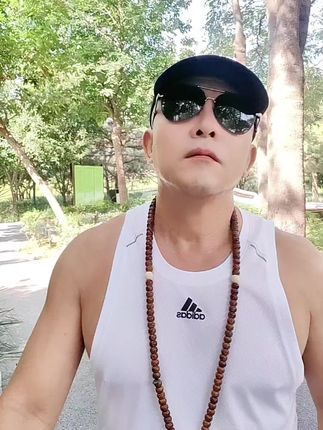 阳光洒落林间,微风轻拂心间。 不见面不等于不想念, 距离不过是思念的另一种形式。🌳💭 #气质范 #型男日常