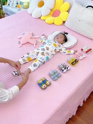 立秋后突然就冷了,宝宝又不爱穿鞋子, 但小脚特别容易着凉,还好备了几双防滑地板袜,舒适又好看~ #母婴好物 #宝宝袜子#地板袜