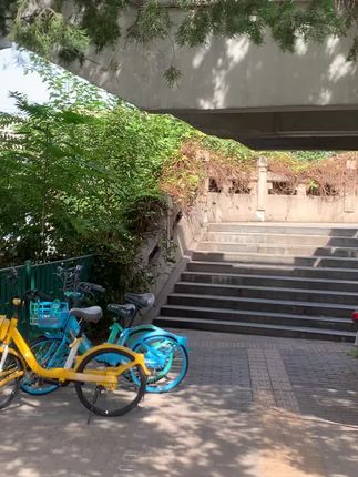 #城市一角 东便门 旧北京外城东北角城门 东便门,是旧北京外城东北角的城门,位于北京市崇文区建国门南大街和崇文门东大街相交处的内侧的景点,开放时间为全年8:00-17:00。 东便门,主要由城楼和箭楼组成,不仅体现了古代军事防御的智慧,还见证了历史的变迁,成为国家重点文物保护单位,承载着丰富的历史文化内涵,于1958年拆除。