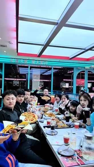 丙午马年,像骏马一样昂首阔步#家庭日常 #聚餐 #仓金商贸马佳伟