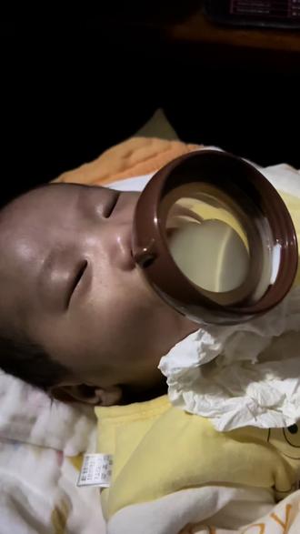 奶瓶碎了用别的奶瓶又不喝,只能这样了#人类幼崽迷惑行为大赏 #奶瓶 #婴儿 #新手妈妈 #抖加小助手 @DOU+小助手