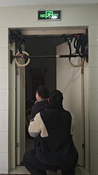 今天来测试一下。看看小朋友的抓握力是不是真的比大人强?#单杠健身 #单杠悬挂#小朋友 #创作者扶持计划 #抓握力