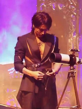 言承旭演唱会上拿出送给杉菜的流星项链,复刻流星花园经典桥段缅怀大S,#f4上海演唱会 #杉菜 #流星雨 #言承旭