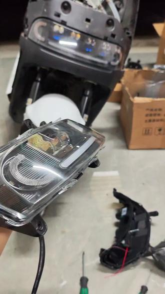 之所以没有讲往哪个方向拧是调高还是调低,是因为每种车型调高低的方向都不一定一样的。而且九号 F 系列和 Mz 是没有这个调节螺丝的
#九号电动 #车灯升级