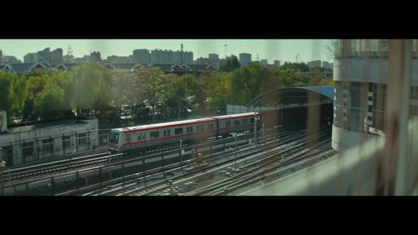 @索尼音乐娱乐 #黄子弘凡爱与欠MV @黄子弘凡 @黄子弘凡工作室 全新EP「晚一点绿灯」收录歌曲《爱与欠》MV正式献映。
“人们彼此相爱,注定彼此相欠”随着剧情发展,蛛丝马迹点燃了冲突,黄子弘凡的爆发演技又一次推升了故事的叙述。#黄子弘凡把MV拍成了电影
歌曲《爱与欠》由张简君伟担纲制作人,以“减法叙事”的思路处理编曲,让旋律回到呼吸与叙事本身。这种以克制与留白,营造出面对面的叙事氛围,带着一种平静的诚恳,一种“被理解”的宽慰。于生活的白描中,诠释爱的真意。