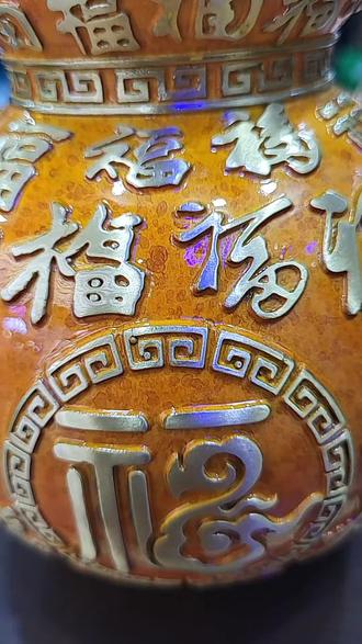 1. 葫芦(福禄)
葫芦谐音“福禄”,寓意福气满满、禄运亨通;葫芦上刻满“福”字,组成“百福”图案,进一步强化了纳福迎祥的含义。
2. 柿子(事事如意)
枝桠上的两个柿子,谐音“事事”,搭配顶端的如意造型花朵,组合成“事事如意”的美好祝福,象征生活顺遂、万事顺心。
🎁 常见用途与摆放建议
摆放:
通常建议放在玄关、客厅的显眼位置,既美观又能承载吉祥寓意。
也可作为桌面摆件,摆放在电视柜、博古架上。#葫芦摆件 #铜工艺品
