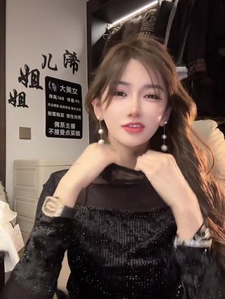姐妹们,我身上这件镶钻高领拼接长袖真的太好看了,重工设计的镶钻在灯光下闪闪发光,就像满天星辰,璀璨夺目。修身的剪裁勾勒出完美的身材曲线,尽显女性魅力。无论是搭配牛仔裤还是裙子,都能轻松驾驭,时尚又百搭,喜欢的姐妹赶紧入手吧!