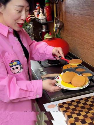 开学了,早上担心起不来床,早餐花5分钟,简单轻松做一个好吃的香蕉松饼,,像小蛋糕一样松软好吃。松饼粉同样的方法还可以做:铜锣烧,蓝莓松饼等等 #松饼 #香蕉松饼 #早餐吃什么 #松饼粉 #上学早餐