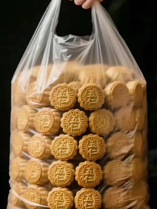 【月满人团圆】🥮 传统手工月饼,皮薄馅靓,甜入心扉。莲蓉蛋黄绵密流香,果仁杂粮健康酥软。中秋好礼,传递思念与祝福。阖家赏月,共品团圆味✨#月饼