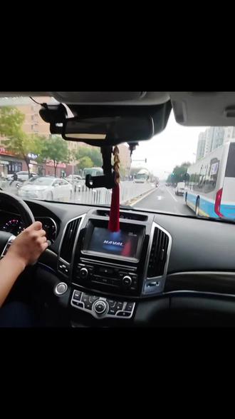 路口不超齐头车;拐弯让直行。