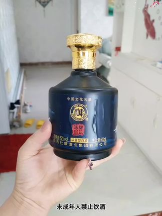 白水杜康咏酿封坛酒超值装福利来啦! 溯源千年杜康酿酒匠心,精选优质水源与高粱、大麦、豌豆核心原料,以国家GB/T10781.1优级标准为纲,依托传统老五甑工艺,悉心酿造浓香型白酒臻品。 酒液清透如琥珀,开瓶瞬间窖香、粮香、陈香层层释放,香气馥郁持久;入口绵甜顺滑,酒体醇厚饱满,落口爽净回甘,余味绵长不绝。52度黄金度数,完美诠释浓香型白酒的经典韵味。 每瓶均附带专属防伪溯源码,从酿造到出厂全程可查,饮用更放心;包装融入东方传统酒文化元素,典雅复古中透着精致质感,日常自饮尽享悠然,佳节馈赠亲友更显心意,实为品质之选。切记未成年人禁止饮酒。 #生活服务热点中心# #口粮酒# #白酒# #酒文化# #杜康@DOU+小助手 @抖加 上热门 dou+ 热点宝