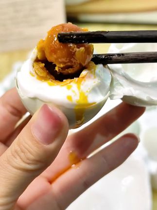 筷子一戳,每个鸭蛋都能溢出油脂,你们尝过吗?!蛋黄酥软多油,蛋白却不咸,搭配饭或粥都堪称绝品如果还没尝试过,一定要品尝这个咸鸭蛋#咸鸭蛋 #太好吃了 #流油起沙的咸鸭蛋 #快来一起尝个鲜 #咸蛋黄
