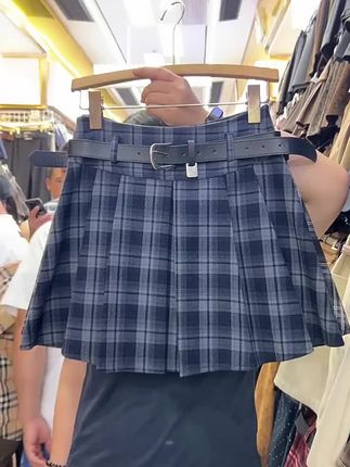 当学院风邂逅格纹元素,这款百褶裙便成了春秋季的时尚焦点。经典格纹复古又时髦,高腰设计轻松勾勒腰线,小个子也能穿出大长腿的既视感。百褶裙摆灵动俏皮,行走间尽显青春活力。#格纹短裙 #学院风甜系少女穿搭