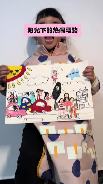 阳光下的热闹马路
太阳公公戴墨镜、妹妹坐降落伞吃冰淇淋、爸爸洗车、姐姐跳绳,还有绿灯下和妈妈弟弟一起过马路的画面,手里的独角兽雪糕、金币都画得明明白白,连天上的小飞机、路边的商场都安排得妥妥当当~