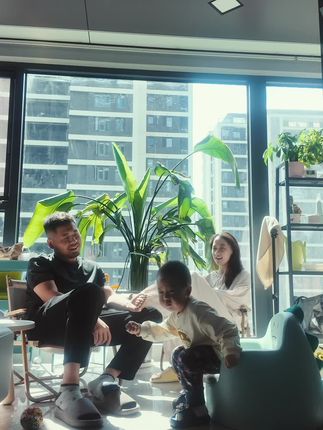 一个家庭最好的风水,就是好好说话,良言一句三冬暖,恶语伤人六月寒,遇事多沟通,而非指责,一家人和和气气,唯有如此,才越来越兴旺#婚后生活 #夫妻 #带娃