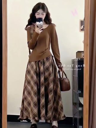 #秋季新款上新#时尚减龄套装#妈妈装#穿搭ootd##初秋一周不重样大码初秋露肩蝴蝶结长袖上衣+格子半身裙两件套.裙女时尚套装