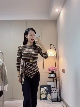 感情有什么好讲,谁在你需要的时候出现,谁就是对的人,在小事上不会考虑你的人,在大事上也不会选择你。 #条纹打底衫#不规则上衣#复古港风 @巨量千川