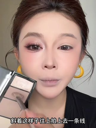 高光修容盘 这款四色高光修容盘,让你轻松拥有精致立体妆容,让你自信满满。可以轻松修饰鼻梁,让你的鼻子更加立体挺拔。提亮面部t区和苹果肌,让你的肌肤焕发光彩,修饰脸部轮廓,让你的脸型更加精致小巧。#高光修容盘推荐 #新手化妆教程 #化妆技巧 #分享妆容 #化妆技巧分享