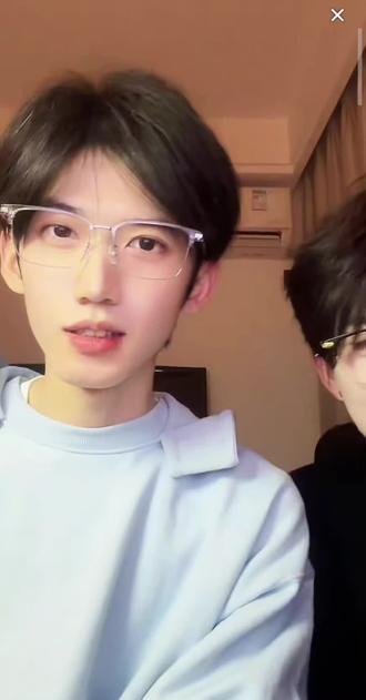 @煮雨波 @李歪歪 两个老师的手势舞 啊啊啊啊 超级超级可爱#煮雨波 #煮雨波上课日记 #李歪歪 @抖音小助手 @DOU+上热门