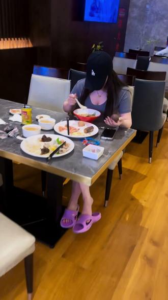 我准备给娜塔莎找个老公了 娜塔莎被我闺蜜揍了