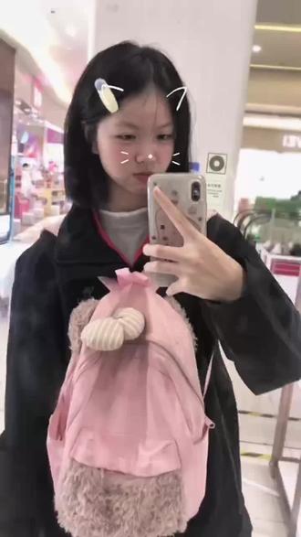 这个年纪我怎么还是宅女啊!我不应该是桃花眼,薄唇紧抿,生的极好但脾气不好武力超群,资质非凡,一身玄色黑袍挡不住的宽肩窄腰,以一敌百,睁眼如墨的眼,在光影之中高马尾被吹起,无情道天才吗!世界你搞错了吧,我怎么会是每天熬大夜的废柴宅女?
我应该仗剑天涯,闻遍天下花香,听遍天下鸟鸣。我应该独坐敬亭山上,感受气灵一点点归顺体内,感受血流被灵力填满。
我应该剑指苍天,大喊:"区区天道,能奈我何..."我应该与剑意念合一,做到剑在我在,剑指我所思。我应该站在黄沙戈壁,望向苍天留在世间的最后一只眼。
我应该偷偷溜进藏书阁,翻遍剑谱只为读到那一句:"剑谱第一页,先扎高马尾。"
我应该打遍天下无敌手,剑修榜魁首收入囊中。我应该站在凌霜飞雪的山上,只一招便一剑霜寒十四洲。我应该路见不平劫富济贫,与剑灵隐居于琼花山上,对着那上山求见之人轻笑"剑尊,我吗?"我应该不断这一生桀骜,鬟边爬上霜雪时,坐在山头,低声呢喃一句:"剑来。"
抱歉,我就是一位极品忧郁剑修。