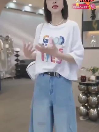 2025夏季短袖休闲风宽松透气超短上衣轻奢印花设计感T恤#爆款热卖中#谁穿谁好看#夏季短袖T恤#轻奢印花设计感T桖#面料柔软舒适