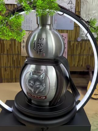 谁能拒绝一个304不锈钢的霸气葫芦酒壶?我就是冲着它给爸买的巴尔汗蒙古烈酒,结果被酒的品质彻底圈粉!酒壶是加厚304不锈钢材质,带着皮套,拎着挎着充满蒙古草原豪迈感,底部钢印彰显品质,酒喝完了装茶装水,耐用又有面儿。#巴尔汗白酒 #巴尔汗酒 #白酒 #白酒推荐