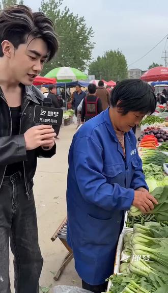 什么🐔🐔没有毛? 菜市场脑筋急转弯,现场采访大姐什么鸡🐔没有毛,她竟然回答不上来,朋友们知道的打在评论区#即梦AI #AI分身戏精大赛#我的AI分身杀疯了#Seedance2.0
