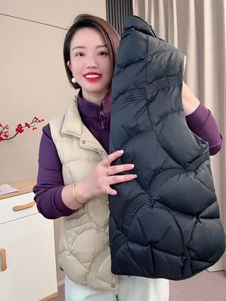 秋冬叠穿还得是羽绒马甲 轻便保暖,休闲舒适,让温度与风度兼备以有趣的态度,装点日复一日不太冷的天气穿它足够保暖除了卫衣还能搭毛衣、打底衫休闲又不臃肿,超适合秋冬层次搭配!#羽绒马甲#秋冬穿搭 #运动日常#秋冬新款