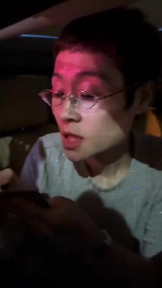 最近英语老师刘晓艳这段视频火了,她给一个特别漂亮的女生签字时私下叮嘱:女孩子们,如果你生活在社会底层,只有美貌是很危险的,记住美貌加任何牌都是王炸,唯独单出是死局。