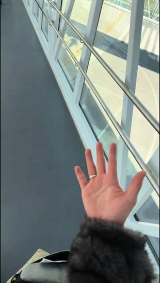 打开相册 我又幸福了一次 "好像懂得了记录的意义"
我和朋友匆匆见了一面,当我整理相册时,还是会感叹“好有意思”于是我试图把这些零零散散的碎片连接在了一起,于是我就得到了这些回忆。
本来不准备要发,但是用心编辑了好久,自己反复观看无数次直到现在看了还是会有点想流泪的程度,于是决定发在社软上。记忆开始闪回,帮我的视频补充了很多细节,买的爆米花因为不甜让叔叔重新爆了一锅加糖的,我在酒店疯狂cos一种走姿,在湖边被海鸥疯狂从头上拉💩,我们坐在湖边吹着风,嘴里身上浸满了沙子,不记得脑子里在想什么,只记得那天天气是旅行中最差的一天,我和刘一路大笑,太多记忆了。
那些重复的日子里,记录下的风景、天气、美食、人总会一次次赋予生活新的活力,我与世界,就是帧帧瞬间。
最后在我要回家的前一天晚上,猴子一直留我说再待一天,我说回去有事,心里万般纠结,于是我答应说四月份会再来。回酒店之后发现刘莉敏一直在等我,记得那天晚上我俩五点多才睡觉,聊了一晚上,从感情到事业到家庭再上升到婚姻,无话不谈,一会哭一会笑。出去玩最大的后期不是结束,是打开相册后的回忆,间断反映可以持续好久。好比"遇挚友,如逢春,自此长明"。
宁夏很小,小到随便走两步都是回忆,但也很大,大到我整个大学时光都在这里,也是我每次期待想回来的地方。
最后,希望大家大家永远做自己 想一出是一出 永远开心!不要惧怕生命里的褶皱或痛楚 这一切都会变成舒缓的云朵飘去 我们依旧拥有珍贵的一切。