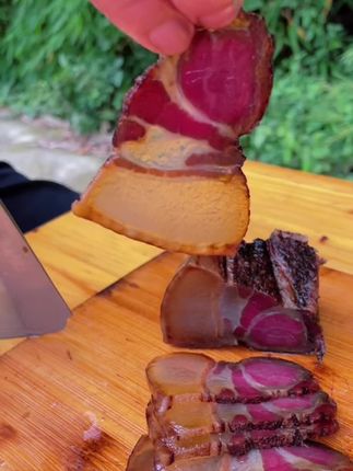 都想要正宗好吃的腊肉,那就可以试试这种熏的久熏的干的,吃起来腊香味十足#烟熏腊肉 #家乡特产