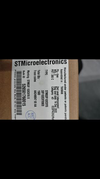 STM32F102C8T6 核心参数
类别 参数详情
内核 ARM Cortex-M3,主频 48MHz
闪存/内存 64KB Flash,20KB SRAM
电源电压 2.0V~3.6V(支持低功耗模式:睡眠、停机、待机)
外设接口 2x USART、1x SPI、1x I2C、2x 12位 ADC(最多16通道)、定时器(2x 16位通用、1x 高级控制)
封装 LQFP48
工作温度 -40℃~85℃(工业级)
通信功能 支持CAN 2.0B(部分型号)、USB 2.0 全速设备
应用场景
1. 工业控制:小型PLC模块、电机驱动控制器、传感器数据采集终端,依托其稳定的外设和工业级温度范围适配工业环境。
2. 消费电子:智能家居控制器(如智能开关、温湿度采集器)、便携式小家电控制板,利用低功耗特性降低设备能耗。
3. 汽车电子:车载低功耗辅助设备(如车窗控制、座椅调节副控模块),部分型号的CAN总线功能可满足车载通信需求。
4. 医疗设备:便携式小型医疗检测仪(如血糖仪、心率监测器),凭借小封装和低功耗适配便携设备的空间与续航要求。
#电子元器件 #芯片#单片机 #单片机开发 #影响力