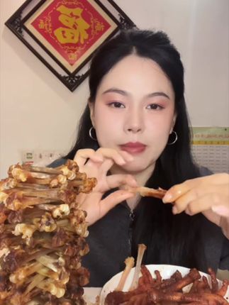 #直播带货 #新人首播 #追剧小零食 万般的努力只为出人头地,低头弯腰只为爬的更高!