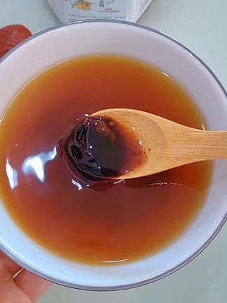 宝宝已经11个月了,母乳还一直足足的,每次只要感觉奶水少了,不够吃了,我就赶紧冲两勺姜红,喝一碗下肚,全身暖暖的,两个房子奶线全通,奶水热热的全流出来,破纪录啦,奶多又浓,宝宝吃不完##母乳再也不是奢望 #母乳不足 #下奶汤#追奶成功宝宝吃不完