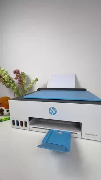 马上开学,娃的日记还空着三篇
昨晚检查寒假作业,发现娃的寒假日记要求图文并茂,结果他字写完了,图全空着,说最后一起打印照片贴上去🙃
我当时第一反应是:还好不是开学前一天晚上发现的!
后来一想,不对!我现在换了打印机了!
之前旧打印机就在急着打印的时候闹了幺蛾子,网时不时就断,好不容易折腾好了,打出来的照片,人脸色发绿,被娃笑了半天。直接安排下岗!
新换的惠普596,就看中它惠普创新六重维稳技术,不是某一个功能强,是方方面面都能稳住:无线稳,手机一点就连上✅打印头稳,照片色彩还原准,不会偏绿偏蓝✅进纸稳,不会一次进两张把照片打废。十几分钟,三张照片打完,娃自己剪自己贴,我在旁边刷手机。
开学开学,这种深夜补作业的事肯定还会发生,但打印机稳了,我就不慌。外面打印店?质量跟开盲盒似的,再也不去啦
#寒假作业收尾 #惠普家用连供打印机 #补作业不崩溃 #好用打印机推荐