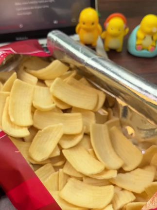 #宏途仙虾片,甄选深海鲜虾,每一片都裹着大海的鲜美!薄脆如羽,咸香回甘,一口鲜到跳脚~追剧、聚会、解馋必备,让舌尖一秒穿越到海鲜盛宴,好吃到停不下来!#追剧必备零食 #好吃到停不下来