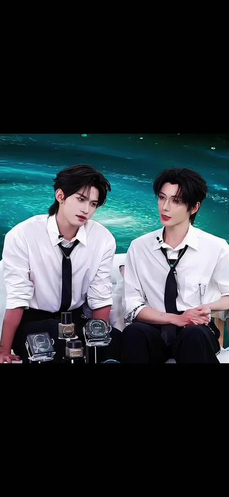 这里相互教对方家乡话环节,我算是听懂云旗的小心思了 教郝熠燃什么“帮紧你”扯一大堆...其实就是话题引出想说“抱紧你”呗😬这里必须给主持人上大分 坐主桌…….#追星