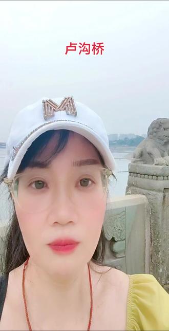 卢沟桥的石狮子数不清!
踏上卢沟桥,首先映入眼帘的便是那些雕刻精美的石狮子。它们形态各异,有的昂首挺胸、仰望云天,有的双目凝神、注视桥面,还有的侧身转首、两两相对,仿佛在低声交谈。每一尊狮子都栩栩如生,让人不禁感叹古代工匠的高超技艺。
抚摸着桥上饱经岁月沧桑的石板,我的思绪不由自主地飘回到了1937年7月7日。那一天,日本侵略者在此蓄意挑起事端,悍然发动了全面侵华战争。卢沟桥的上空战火纷飞,英勇的中国守军奋起抵抗,打响了全民族抗战的第一枪。无数中华儿女为了保家卫国,不惜抛头颅、洒热血,用他们的血肉之躯筑起了一道坚不可摧的钢铁长城。
随后我走进了抗日英雄纪念馆,馆内陈列的一件件文物、一幅幅照片、一段段影像,真实地再现了那段波澜壮阔的历史。看着那些为了国家和民族的尊严而英勇牺牲的烈士们的遗像,我的内心被深深地震撼了。他们之中,有年轻的战士,有年迈的老人,还有柔弱的妇女,他们在敌人的屠刀下毫不畏惧,为了正义和自由,坚定地选择了战斗。
走出纪念馆,阳光洒在身上,可我的心情却格外沉重。如今的卢沟桥,早已恢复了往日的平静,桥下流水潺潺,桥上行人来来往往。然而,那段屈辱的历史我们不能忘记,那些为了国家和民族的独立而英勇献身的烈士们,我们更不能忘记。
这次游览卢沟桥,让我深刻地认识到,和平来之不易,它是无数先烈用生命和鲜血换来的。作为新时代的青年,我们应当铭记历史,缅怀先烈,珍惜当下的和平生活。同时,我们也要努力学习,奋发图强,为实现中华民族的伟大复兴贡献自己的力量,让我们的祖国更加繁荣昌盛,永远不再遭受外敌的侵略和欺凌。