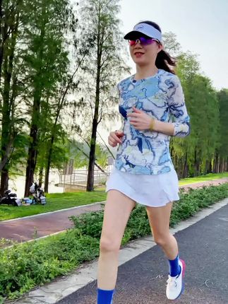 50岁又怎样?60岁又何妨?虽然青春不再,但灵魂依旧滚烫,只要皱纹不长,心里我们永远风华正茂,做一个元气满满的中年少女!#跑步#运动#运动女孩 #活成自己喜欢的样子