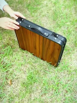 这可不是一张普通的桌子,这是我们新的车载露营折叠桌,便携折叠,桌腿可伸缩设计,高度可调节,两侧自带折叠小桌面。户外露营泡茶不二之选,自带提手设计,拿起就走,放车里也不占地方。