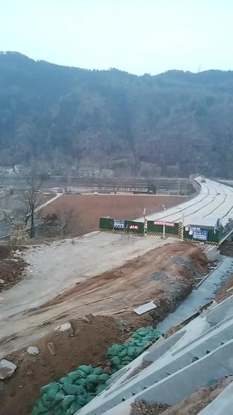 洛卢高速灵口焦村收费站洛问大桥己架通