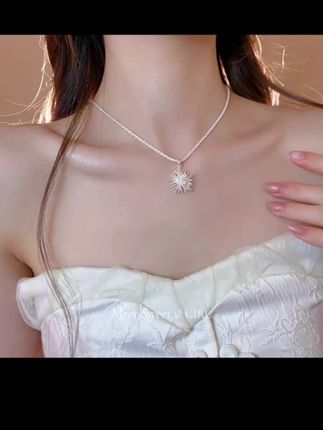 谁懂啊,带出门就被闺蜜追着要链接的烟花项链,绚烂的烟花镶嵌着碎钻,每一步晃动都在爆闪,而且整条链子都是波光粼粼的,在微光下就像洒满星河的湖面,轻奢又高级。走的了日常通勤,也压得住约会聚会。