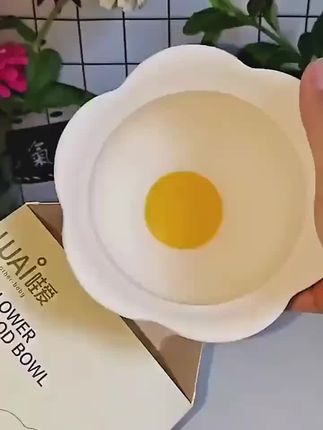 如果你家孩子吃饭也坐不住,快给它安排这个云朵蛋花碗!颜值高就算了,还特别实用,超大吸力吸住,不怕宝宝打翻。食品级硅胶材质,耐高温水煮消毒,还搭配了吸盘,宝宝自己吃饭也不怕打翻。全身都是软的,宝宝用着更舒服。一体成型设计,清洗起来也很方便。#好物推荐🔥 #宝宝餐具 #实用好物 #超实用 #强烈推荐