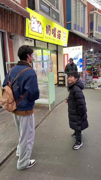 小姐夫又带着石头来老地方购物,两个人真默契@👑盈公主👑 @纳迪尔 @盈公主视频负责人老周